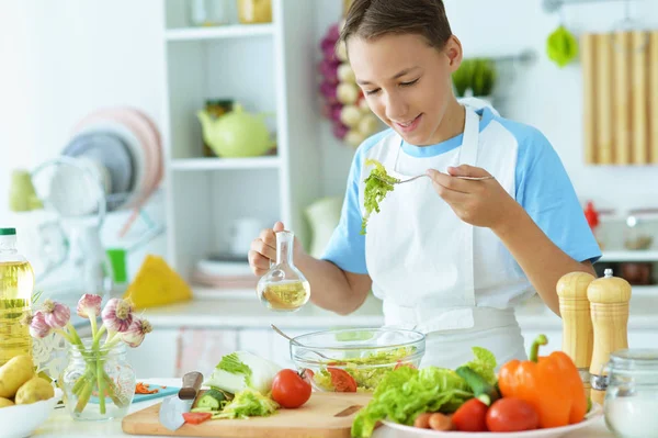 Young guy in the kitchen — Stock Photo, Image