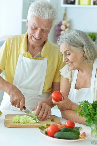 Familie bereitet Abendessen zu — Stockfoto