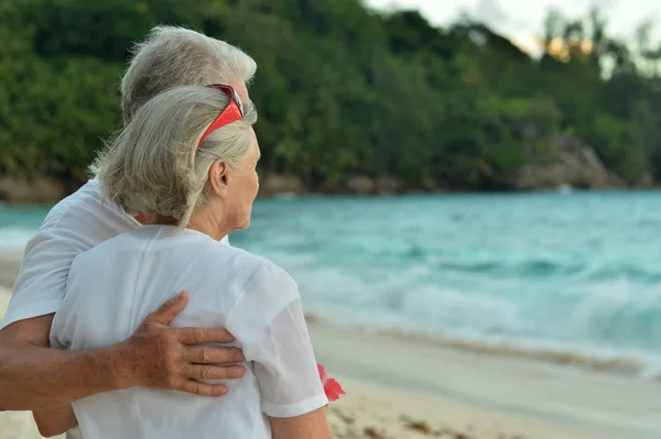 Feliz Casal Idosos Abraçando Praia Tropical — Fotografia de Stock