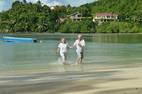 Feliz Pareja Ancianos Corriendo Playa Tropical — Foto de Stock