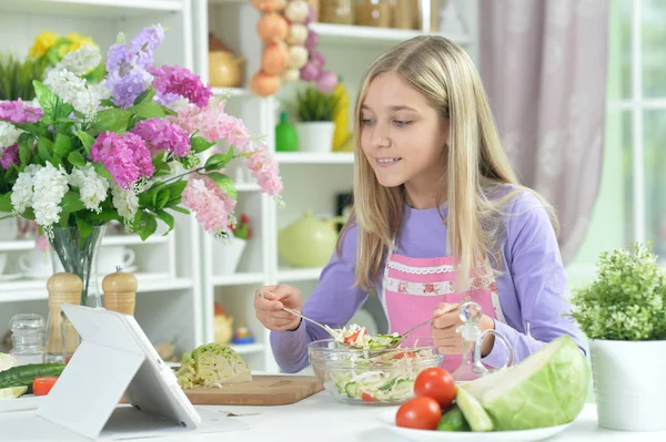 Cute Girl Preparing Fresh Salad Kitchen Table Tablet Home — Stock Photo, Image