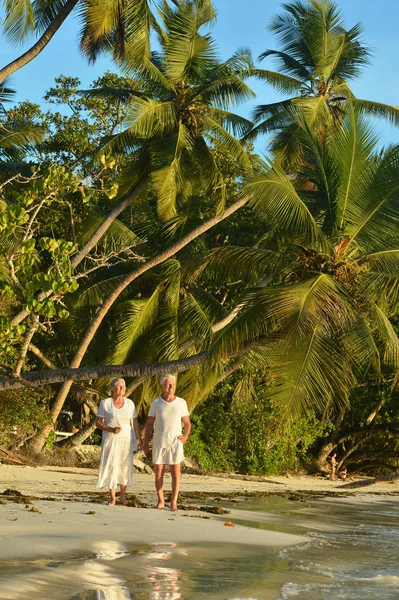 Happy Elderly Couple Tropical Beach Walking — Stock Photo, Image