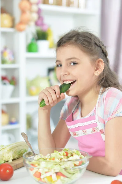 自宅の台所のテーブルに夕食を作ってかわいい女の子 — ストック写真