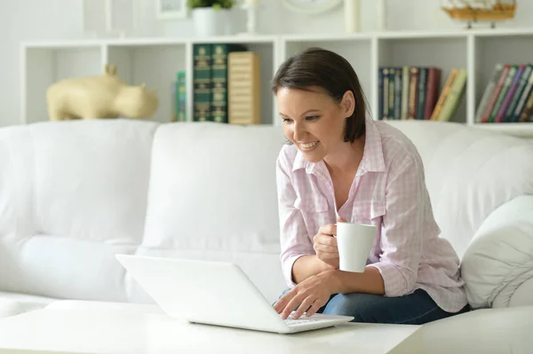 Jovem Mulher Bonita Usando Laptop Sofá Casa — Fotografia de Stock