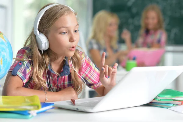 Laptop Ile Çalışan Sınıf Güzel Küçük Kıza — Stok fotoğraf