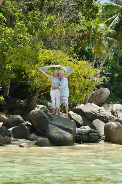 Feliz Casal Idoso Descansando Praia Tropical — Fotografia de Stock