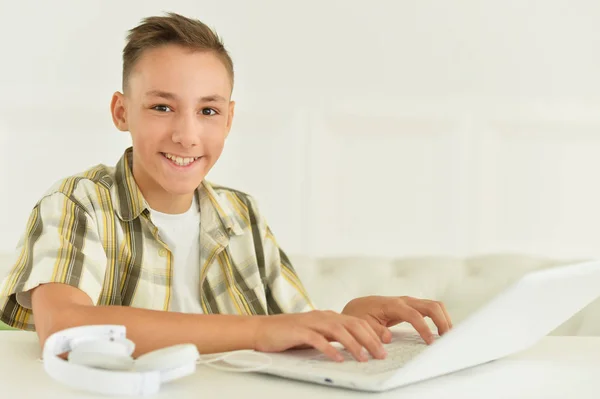 Ragazzo Utilizzando Computer Portatile Moderno Casa — Foto Stock