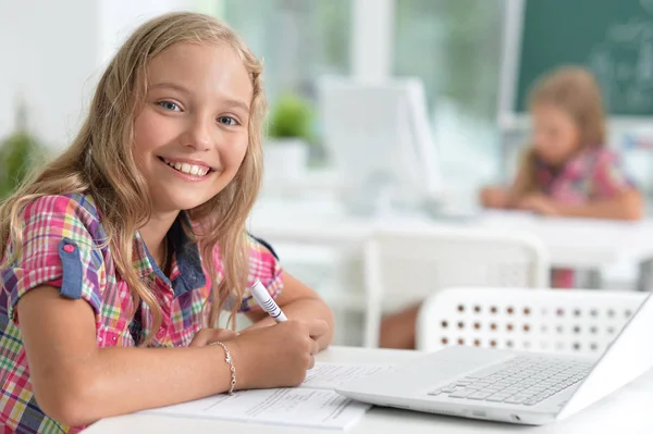 Sevimli Küçük Kız Evde Laptop Ile Ödev — Stok fotoğraf