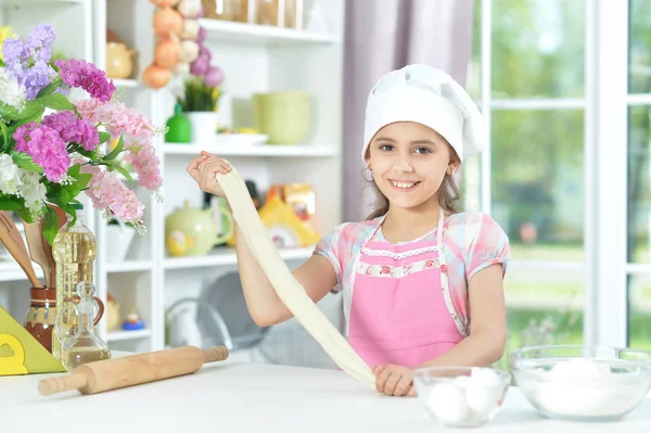 Niedliche Mädchen Backen Der Küche Hause — Stockfoto