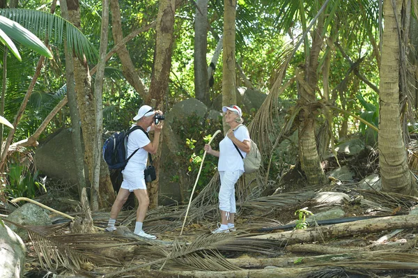 Felice Coppia Anziana Nella Foresta Tropicale — Foto Stock