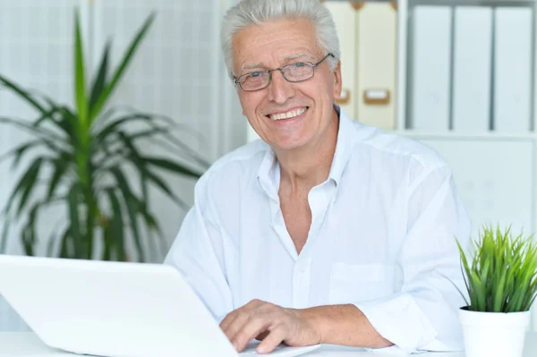 Onrustige Senior Man Formele Slijtage Laptop Gebruiken Office — Stockfoto