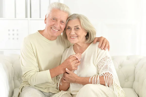 Close Retrato Feliz Casal Maduro Casa — Fotografia de Stock