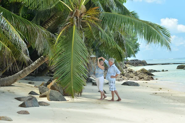 Feliz Pareja Ancianos Bailando Playa Tropical — Foto de Stock