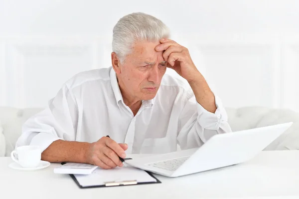 Troubled Senior Man Formal Wear Using Laptop Office — Stock Photo, Image