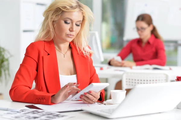 Schöne Blonde Geschäftsfrau Roter Jacke Arbeitet Modernem Büro — Stockfoto