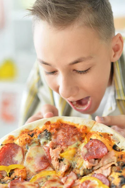 Ung pojke med pizza — Stockfoto