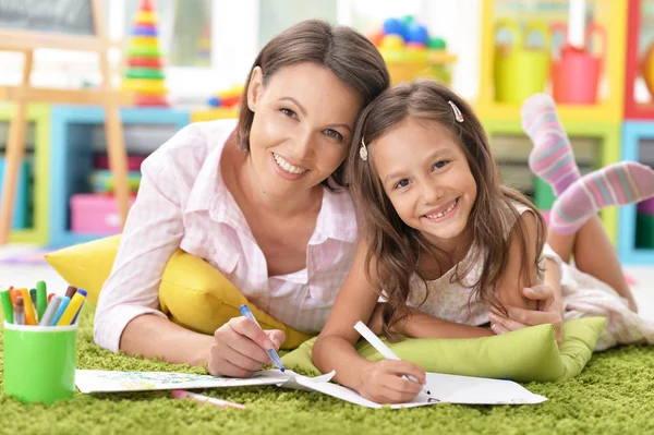 Madre Con Hija Pequeña Dibujo Con Lápices Colores —  Fotos de Stock