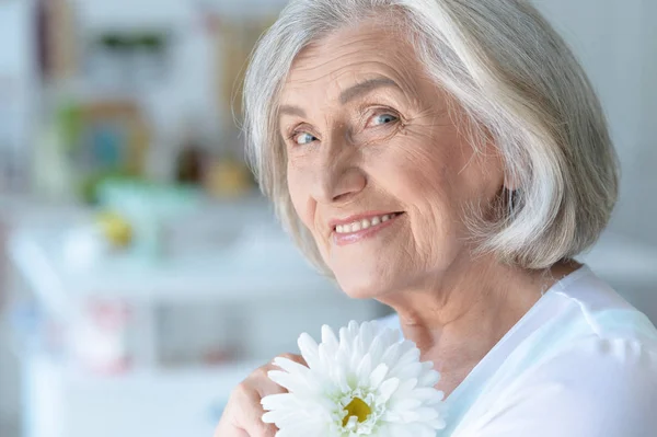 Senior vrouw met bloem — Stockfoto