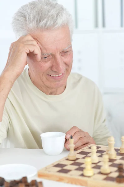 Senior man playing chess — Stock Photo, Image