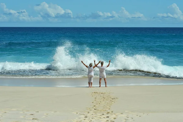 在热带海滩上休息的快乐老年夫妇 — 图库照片