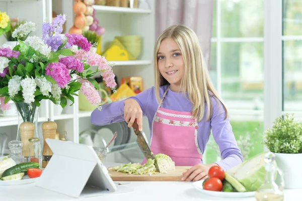 Nettes Mädchen Bereitet Mit Tablet Hause Frischen Salat Auf Küchentisch — Stockfoto