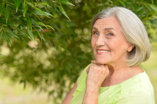 Portret Pięknej Kobiety Starszy Odkryty Lato Park — Zdjęcie stockowe