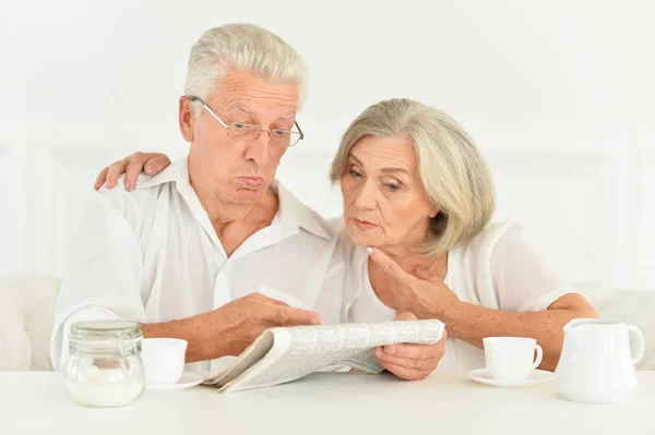 Retrato Close Casal Idosos Com Jornal Casa — Fotografia de Stock