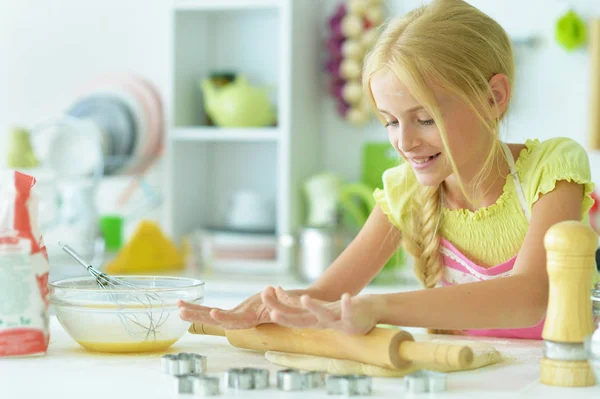 Chica joven haciendo galletas — Foto de Stock