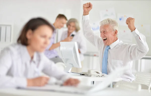 Gruppe Erfolgreicher Geschäftsleute Arbeitet Modernem Büro Zusammen — Stockfoto