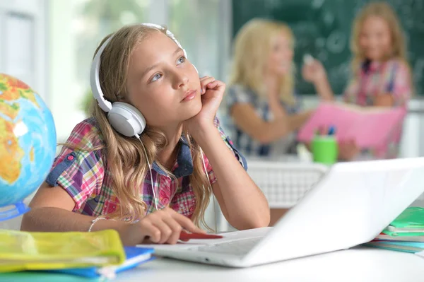 Linda Menina Sala Aula Trabalhando Com Laptop — Fotografia de Stock