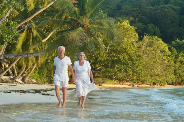 Glückliches Älteres Paar Tropischen Strand — Stockfoto