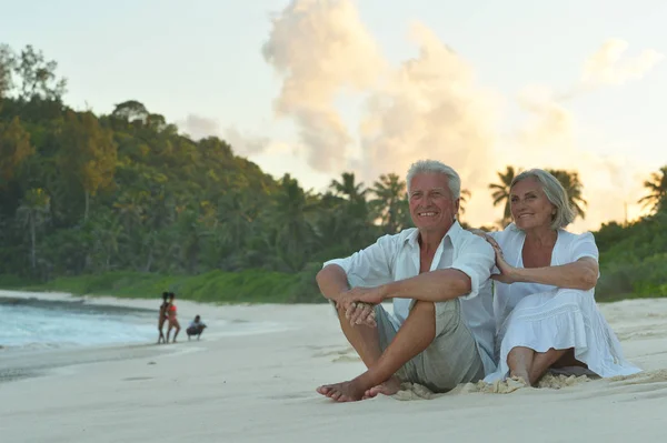 Feliz Casal Idoso Sentado Praia Tropical — Fotografia de Stock