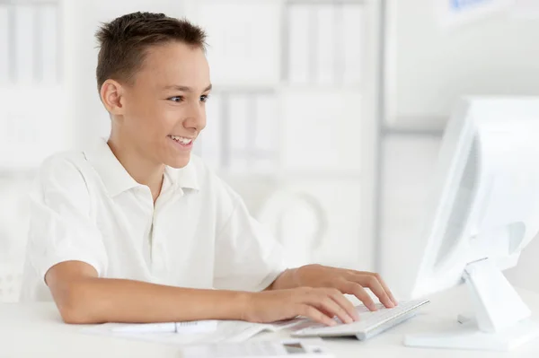 Little boy using laptop — Stock Photo, Image