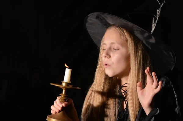 Menina bonito em traje de bruxa — Fotografia de Stock