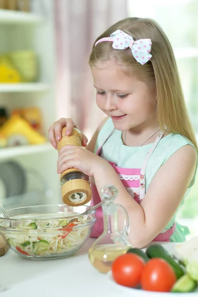 Carino Bambina Che Prepara Cena Sul Tavolo Della Cucina Casa — Foto Stock