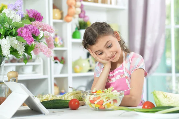 Nettes Kleines Mädchen Macht Hause Abendessen Küchentisch Mit Tablet — Stockfoto