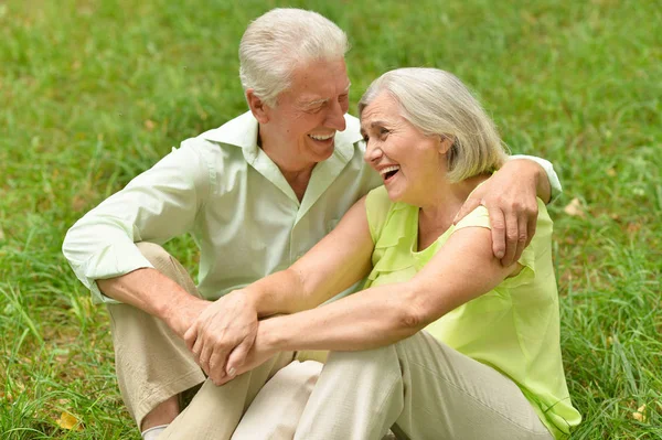 Gelukkige Senior Paar Park Siiting — Stockfoto