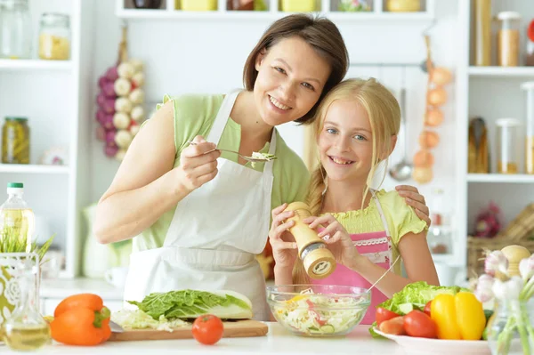 Mãe e filha cozinhar — Fotografia de Stock