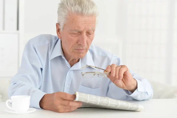 Senior Man Läser Tidningen Hemma — Stockfoto