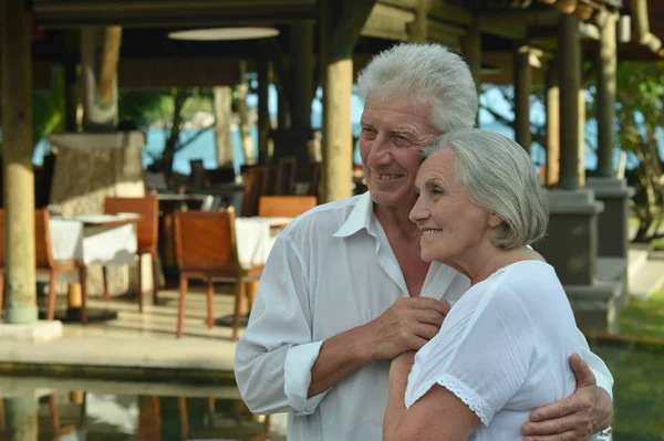 Casal Idosos Descansando Resort Tropical — Fotografia de Stock