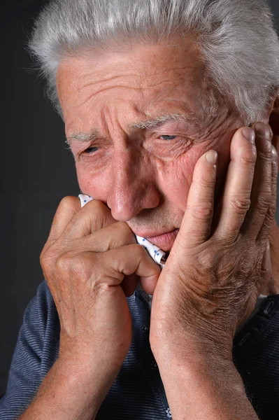 Porträtt Sad Senior Man Mörk Bakgrund — Stockfoto