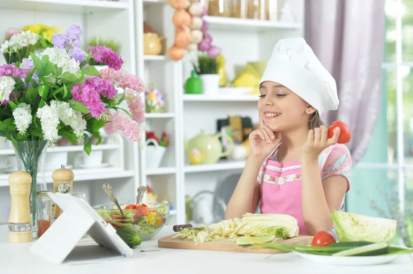 Linda Niña Haciendo Cena Mesa Cocina Con Tableta Casa — Foto de Stock