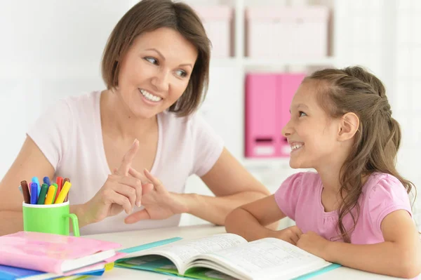 Hübsches Kleines Mädchen Und Ihre Mutter Machen Hausaufgaben Zusammen — Stockfoto