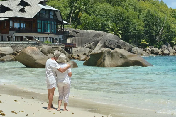Glückliches Älteres Paar Ruht Sich Tropischen Strand Aus — Stockfoto