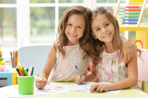 Zwei Süße Kleine Mädchen Die Zusammen Zeichnen — Stockfoto