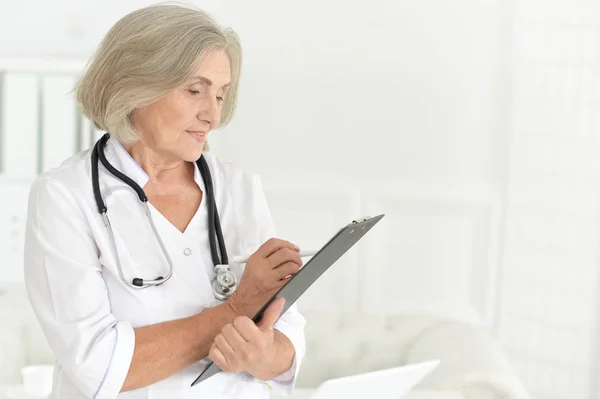 Senior female doctor — Stock Photo, Image