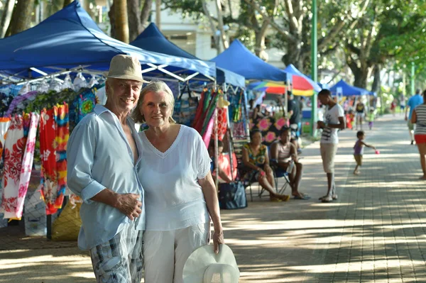 Pareja mayor descansando en el resort — Foto de Stock