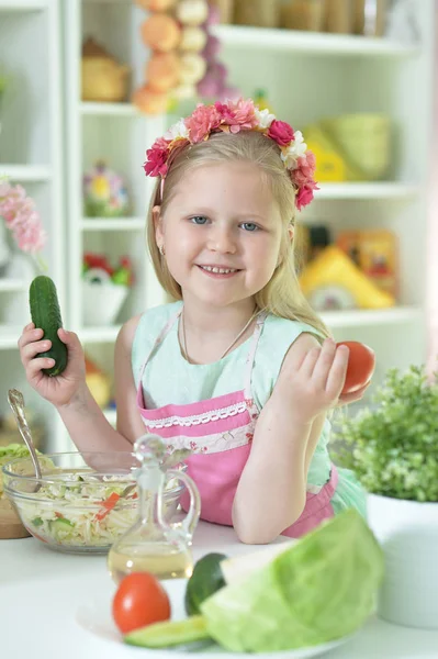 Schattig Klein Meisje Maken Van Het Diner Keukentafel Thuis — Stockfoto
