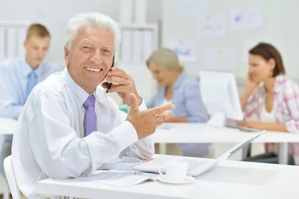 Grupo Empresarios Exitosos Que Trabajan Juntos Una Oficina Moderna —  Fotos de Stock