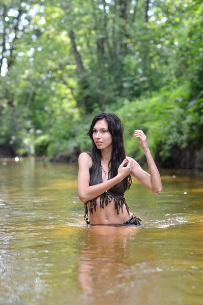 Bela Jovem Mulher Roupas Pretas Posando Rio — Fotografia de Stock